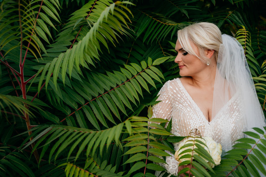 folwark zalesie, sesja ślubna, reportaż ślubny, sukienka, panna młoda, pan młody, wesele z pięknym widokiem