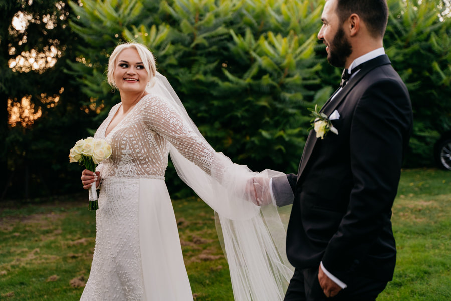 folwark zalesie, sesja ślubna, reportaż ślubny, sukienka, panna młoda, pan młody, wesele z pięknym widokiem