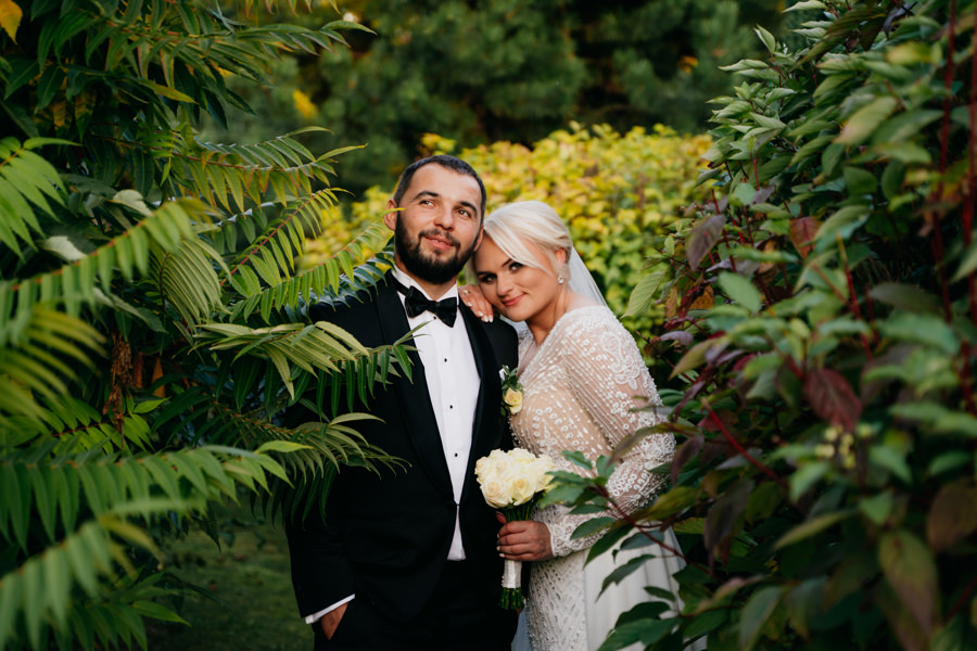 folwark zalesie, sesja ślubna, reportaż ślubny, sukienka, panna młoda, pan młody, wesele z pięknym widokiem