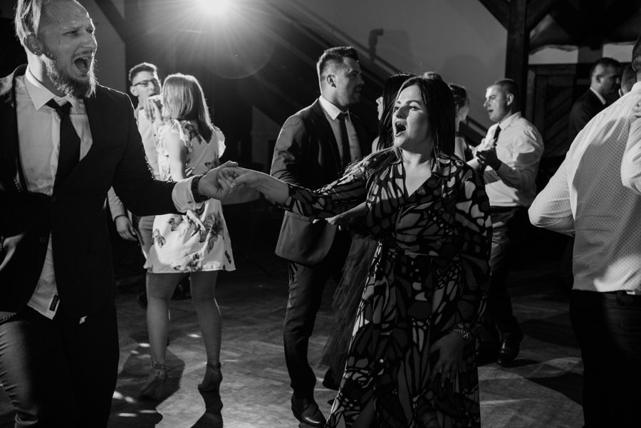 folwark zalesie, sesja ślubna, reportaż ślubny, sukienka, panna młoda, pan młody, wesele z pięknym widokiem