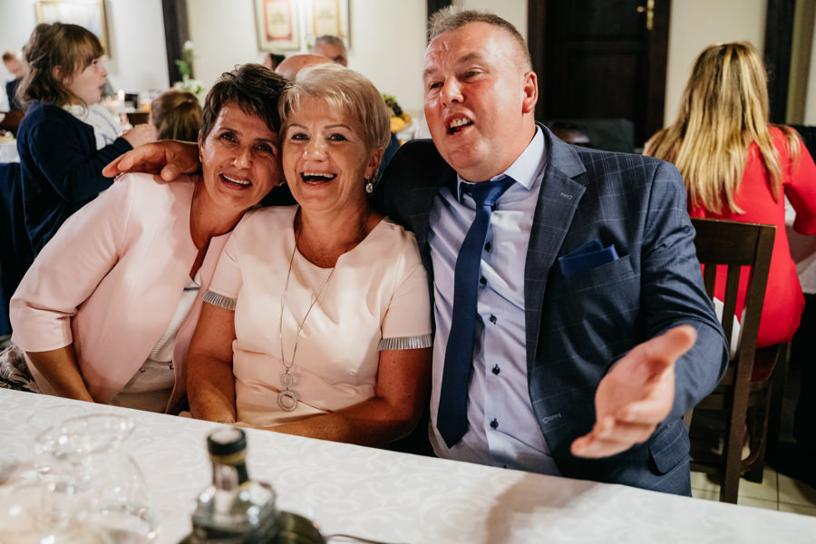 folwark zalesie, sesja ślubna, reportaż ślubny, sukienka, panna młoda, pan młody, wesele z pięknym widokiem