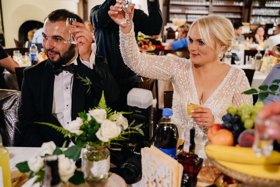 folwark zalesie, sesja ślubna, reportaż ślubny, sukienka, panna młoda, pan młody, wesele z pięknym widokiem