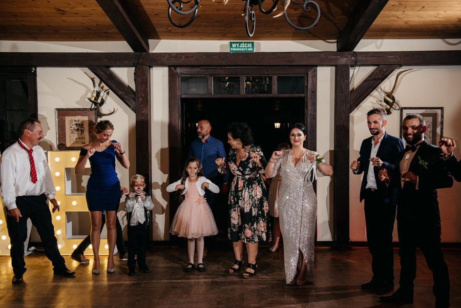 folwark zalesie, sesja ślubna, reportaż ślubny, sukienka, panna młoda, pan młody, wesele z pięknym widokiem