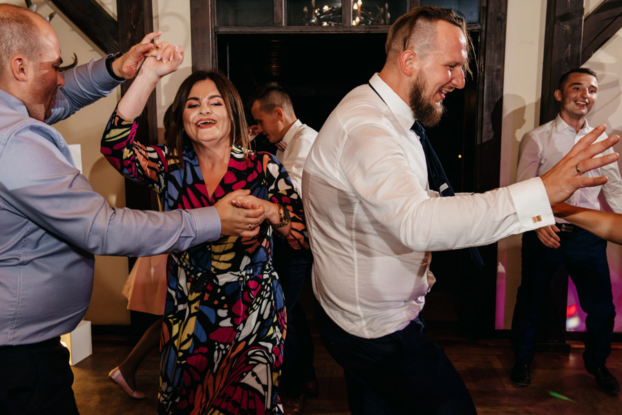 folwark zalesie, sesja ślubna, reportaż ślubny, sukienka, panna młoda, pan młody, wesele z pięknym widokiem