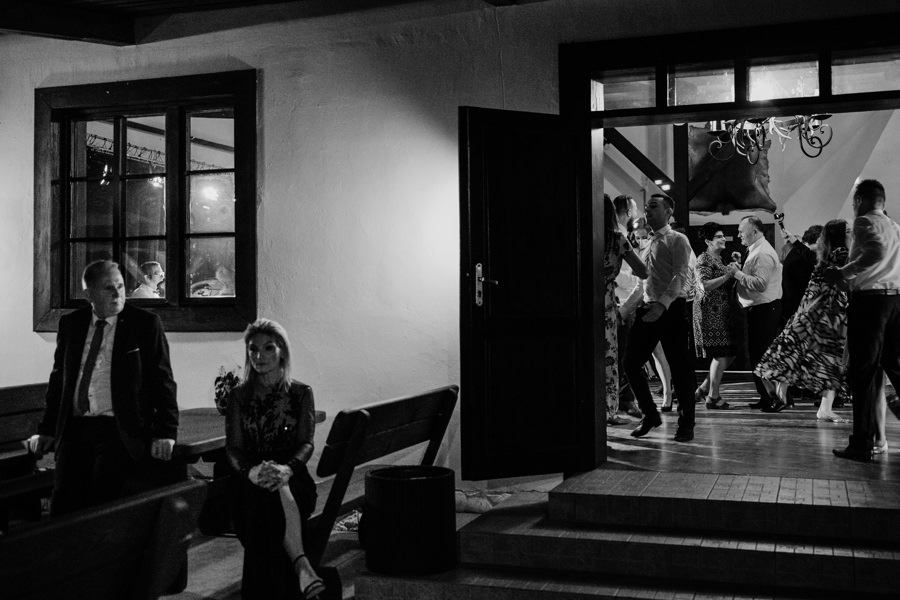 folwark zalesie, sesja ślubna, reportaż ślubny, sukienka, panna młoda, pan młody, wesele z pięknym widokiem