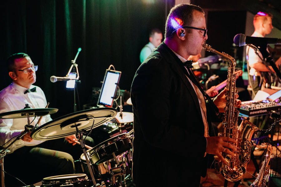 folwark zalesie, sesja ślubna, reportaż ślubny, sukienka, panna młoda, pan młody, wesele z pięknym widokiem