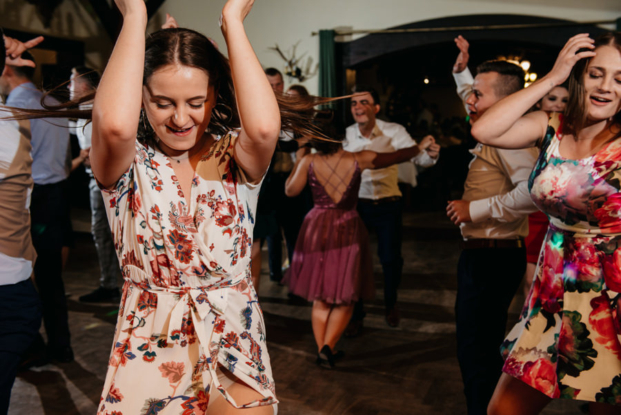 folwark zalesie, sesja ślubna, reportaż ślubny, sukienka, panna młoda, pan młody, wesele z pięknym widokiem