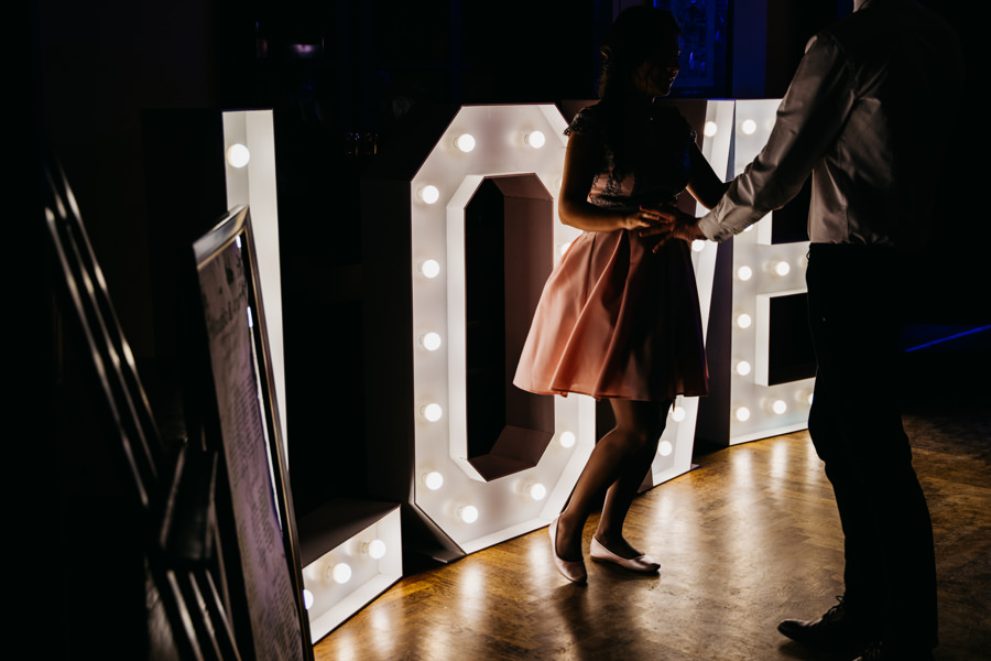 folwark zalesie, sesja ślubna, reportaż ślubny, sukienka, panna młoda, pan młody, wesele z pięknym widokiem