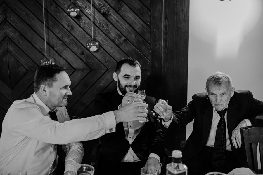 folwark zalesie, sesja ślubna, reportaż ślubny, sukienka, panna młoda, pan młody, wesele z pięknym widokiem