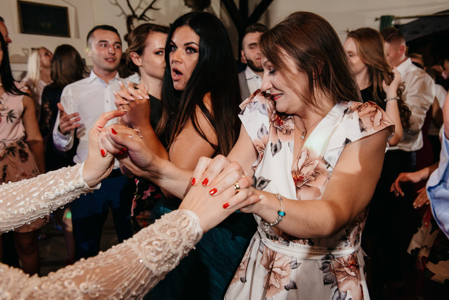 folwark zalesie, sesja ślubna, reportaż ślubny, sukienka, panna młoda, pan młody, wesele z pięknym widokiem