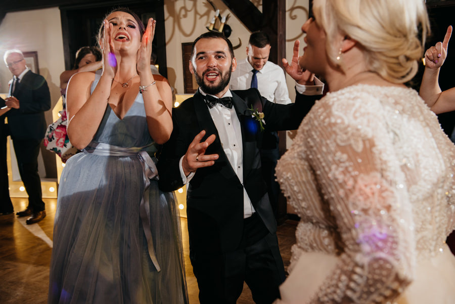 folwark zalesie, sesja ślubna, reportaż ślubny, sukienka, panna młoda, pan młody, wesele z pięknym widokiem