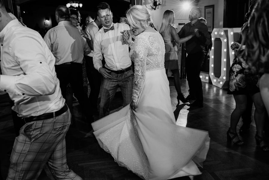 folwark zalesie, sesja ślubna, reportaż ślubny, sukienka, panna młoda, pan młody, wesele z pięknym widokiem