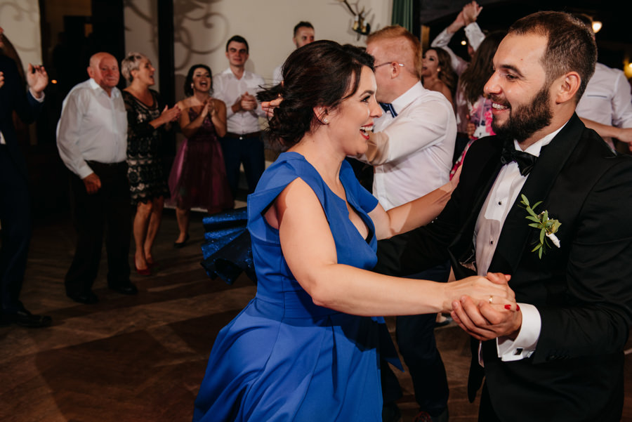 folwark zalesie, sesja ślubna, reportaż ślubny, sukienka, panna młoda, pan młody, wesele z pięknym widokiem