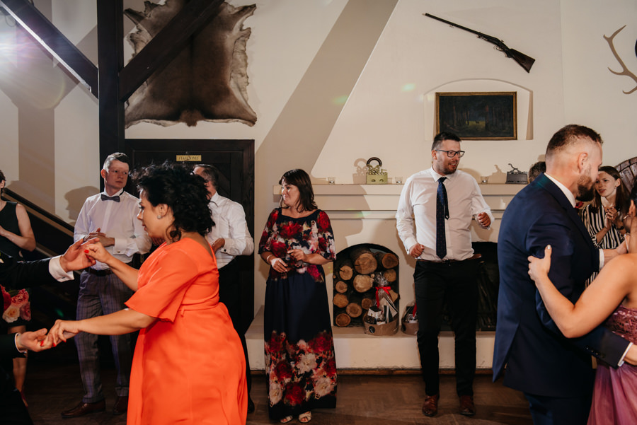 folwark zalesie, sesja ślubna, reportaż ślubny, sukienka, panna młoda, pan młody, wesele z pięknym widokiem