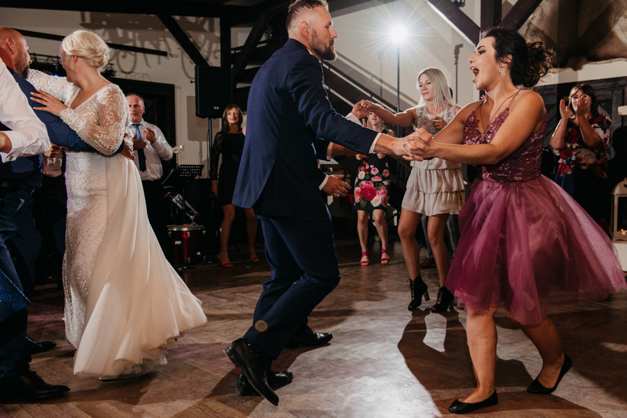 folwark zalesie, sesja ślubna, reportaż ślubny, sukienka, panna młoda, pan młody, wesele z pięknym widokiem