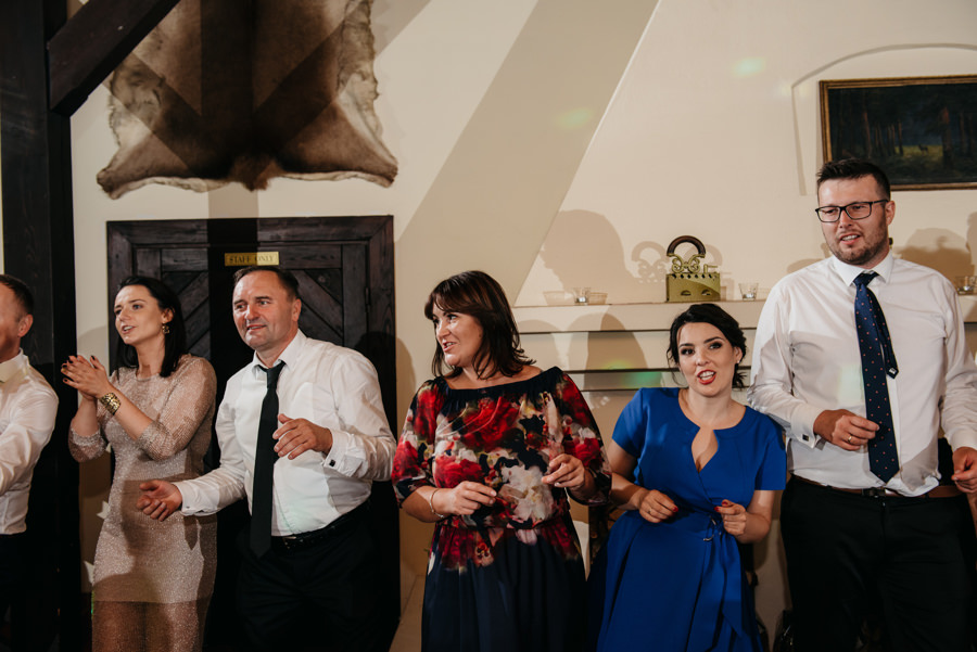 folwark zalesie, sesja ślubna, reportaż ślubny, sukienka, panna młoda, pan młody, wesele z pięknym widokiem