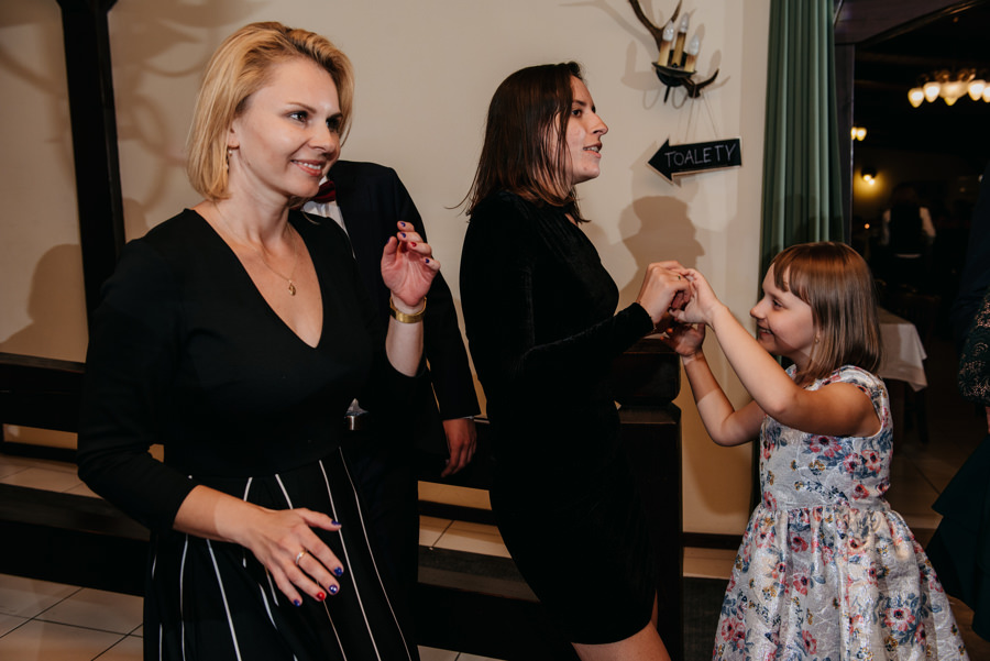 folwark zalesie, sesja ślubna, reportaż ślubny, sukienka, panna młoda, pan młody, wesele z pięknym widokiem