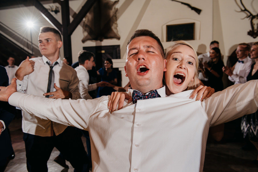 folwark zalesie, sesja ślubna, reportaż ślubny, sukienka, panna młoda, pan młody, wesele z pięknym widokiem