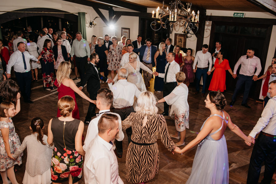 folwark zalesie, sesja ślubna, reportaż ślubny, sukienka, panna młoda, pan młody, wesele z pięknym widokiem