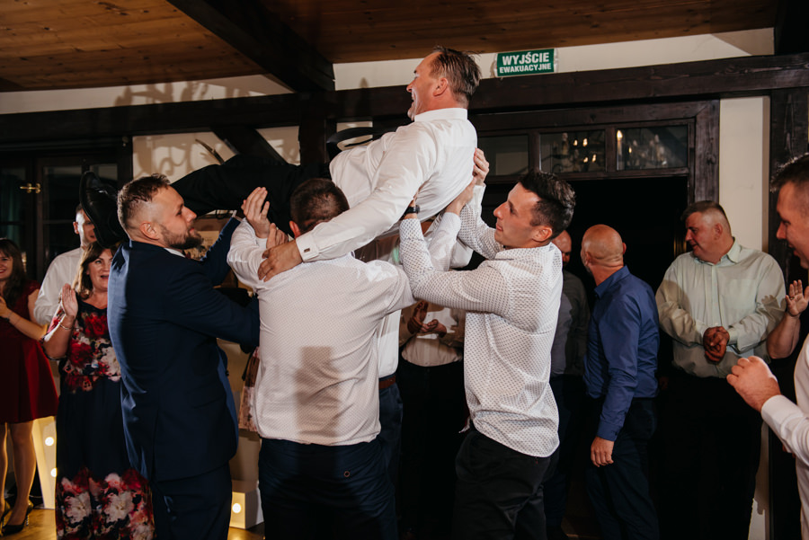 folwark zalesie, sesja ślubna, reportaż ślubny, sukienka, panna młoda, pan młody, wesele z pięknym widokiem