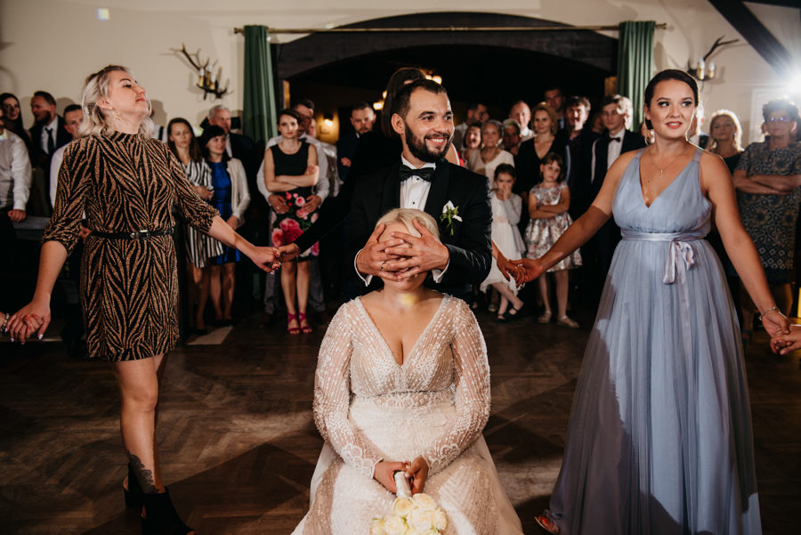 folwark zalesie, sesja ślubna, reportaż ślubny, sukienka, panna młoda, pan młody, wesele z pięknym widokiem