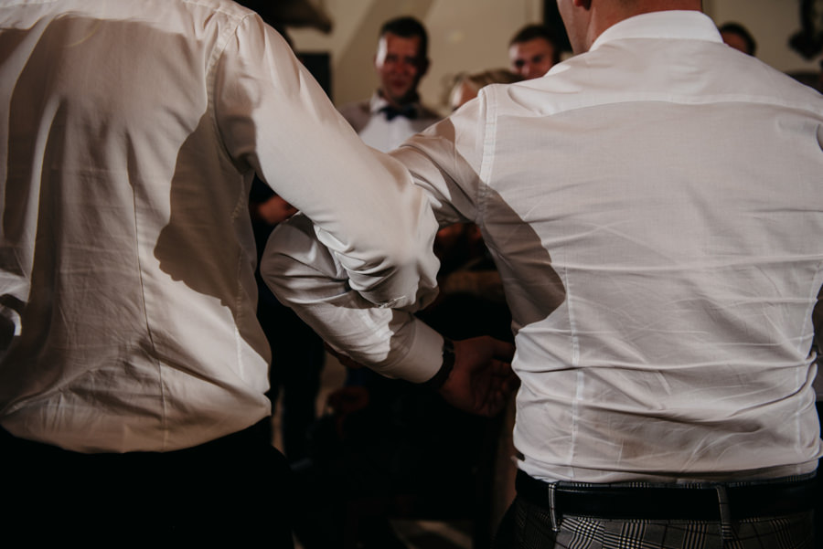 folwark zalesie, sesja ślubna, reportaż ślubny, sukienka, panna młoda, pan młody, wesele z pięknym widokiem