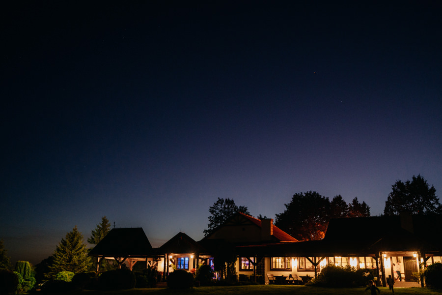 folwark zalesie, sesja ślubna, reportaż ślubny, sukienka, panna młoda, pan młody, wesele z pięknym widokiem