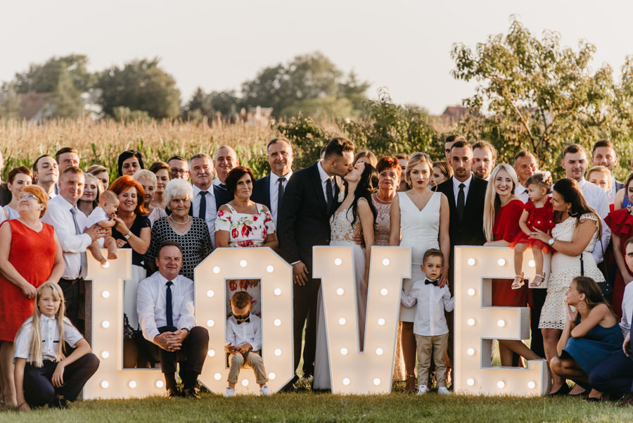 hotel panorama nowy wiśnicz wesele, sale weselne w małopolsce, zdjęcie grupowe z napisem love
