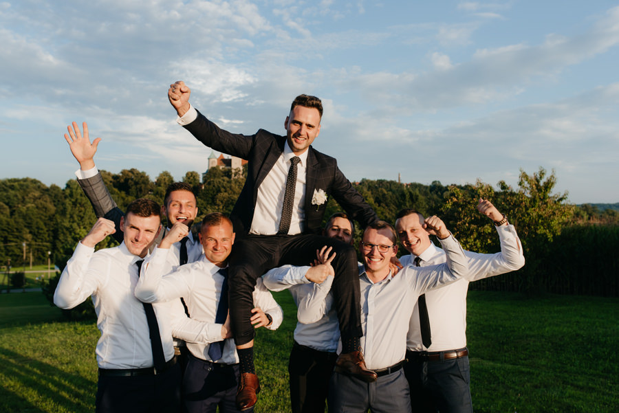 hotel panorama nowy wiśnicz wesele, sale weselne w małopolsce, pan młody z ekipą