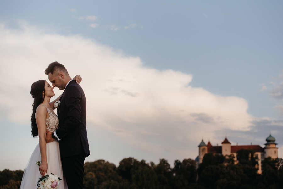 hotel panorama nowy wiśnicz wesele, sale weselne w małopolsce, para młoda na tle zamku w Nowym Wiśniczu