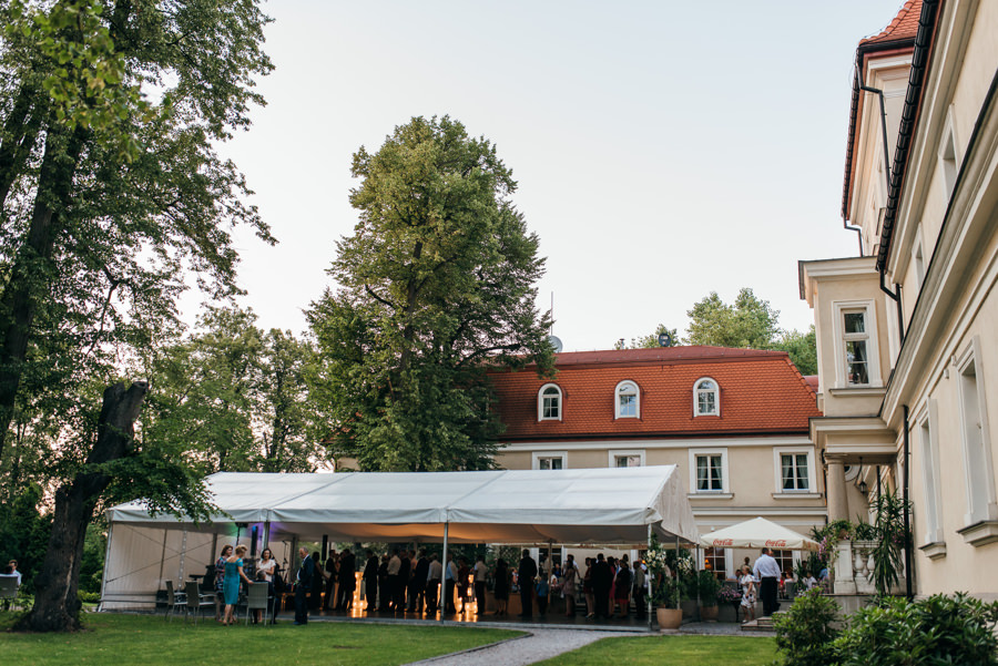 piękna pogoda na ślub, wesele w namiocie