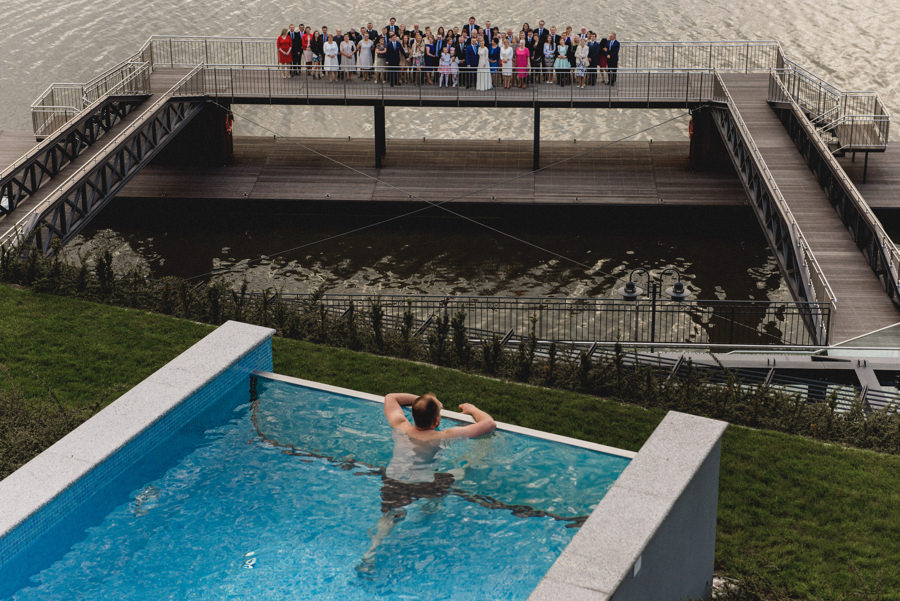 wyjątkowe zdjęcie grupowe na weselu