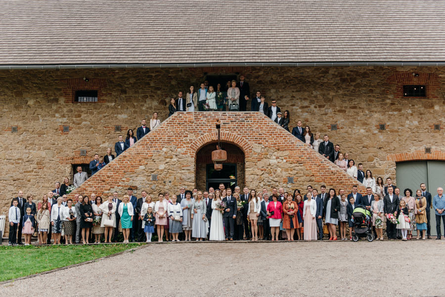 oaza leńcze, wesele w plenerze, rustylkalny ślub, zdjęcie grupowe na ślubie
