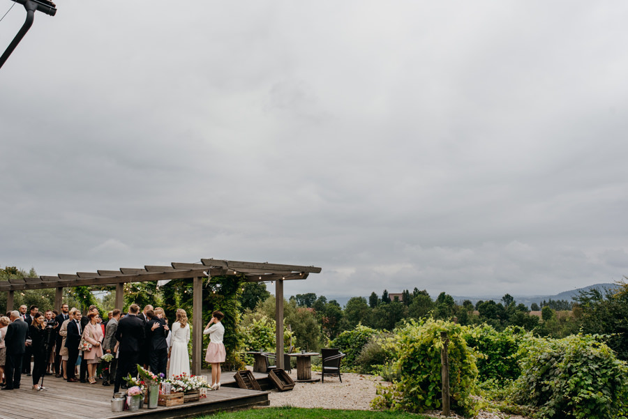 oaza leńcze, wesele w plenerze, rustylkalny ślub, zdjęcie grupowe na ślubie