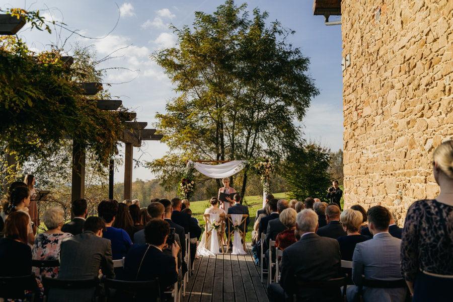oaza leńcze, wesele w plenerze, rustylkalny ślub, zdjęcie grupowe na ślubie