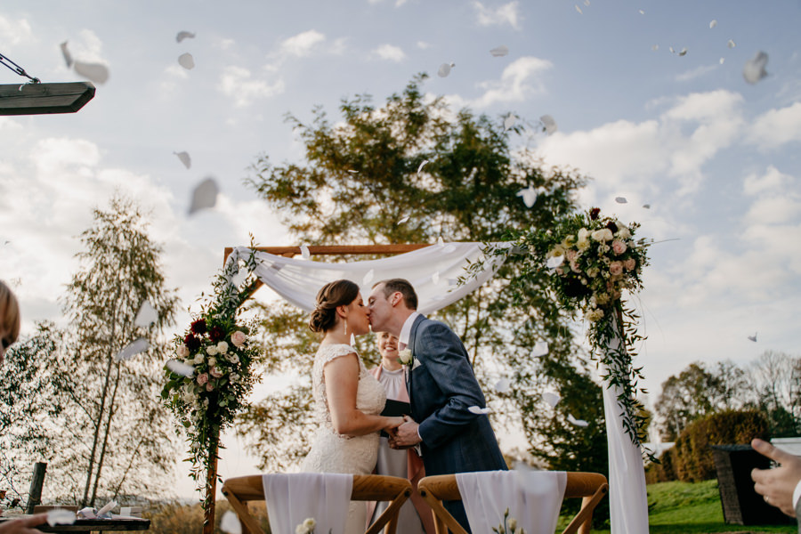 oaza leńcze, wesele w plenerze, rustylkalny ślub, zdjęcie grupowe na ślubie