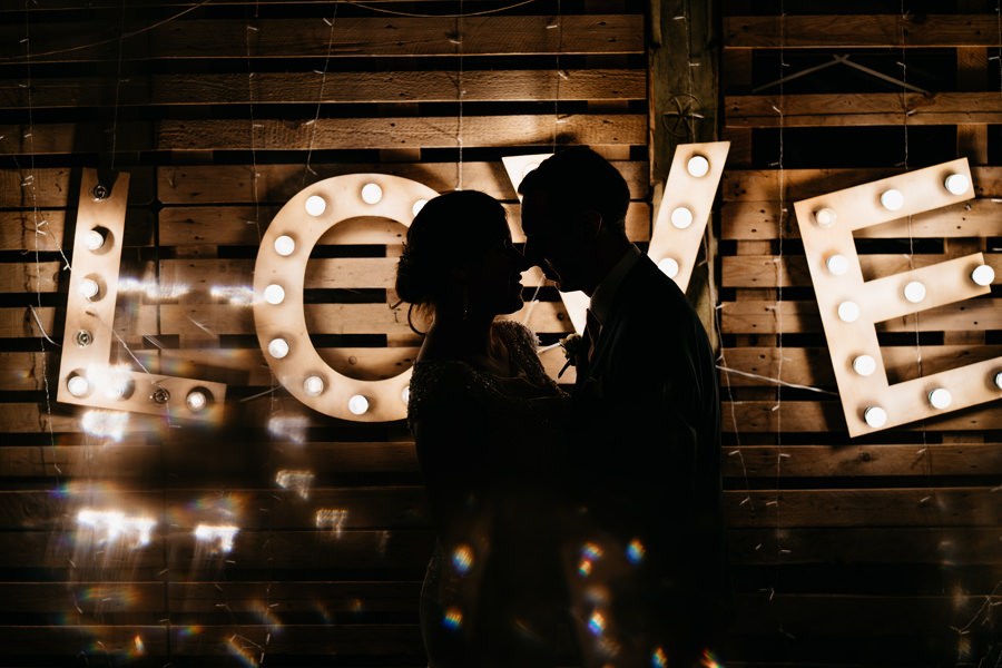 oaza leńcze, wesele w plenerze, rustylkalny ślub, zdjęcie grupowe na ślubie