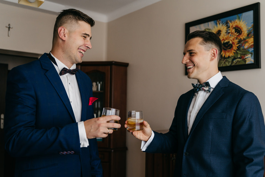 przygotowania ślubne, szampan, bukiet ślubny