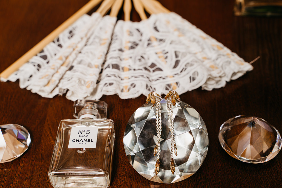 przygotowania ślubne, szampan, bukiet ślubny