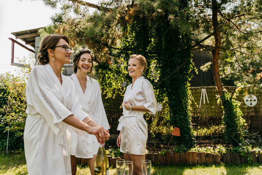 przygotowania ślubne, szampan, bukiet ślubny