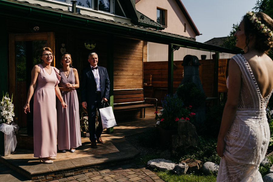 piękna panna młoda, sukienka ślubna, bukiet ślubny