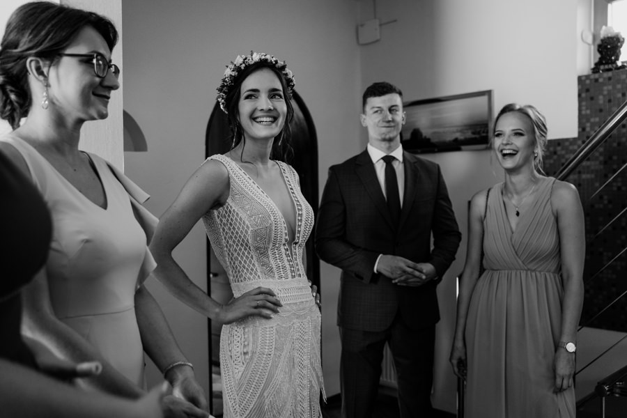 piękna panna młoda, sukienka ślubna, bukiet ślubny