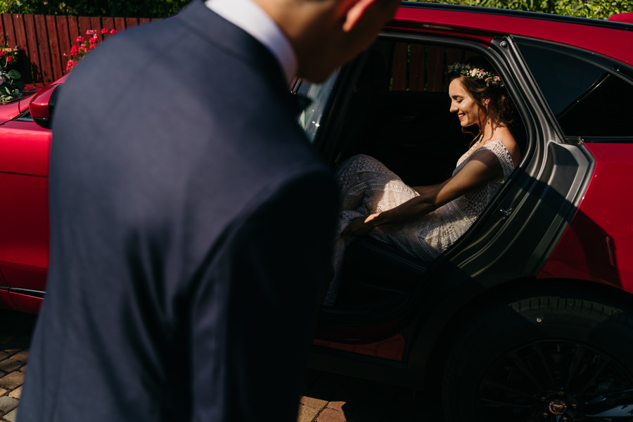 piękna panna młoda, sukienka ślubna, bukiet ślubny