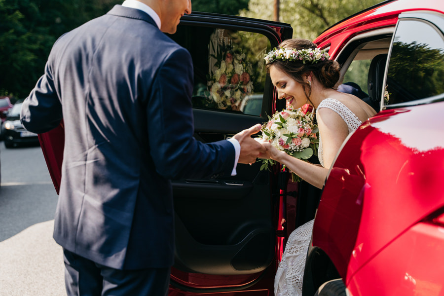 piękna panna młoda, sukienka ślubna, bukiet ślubny