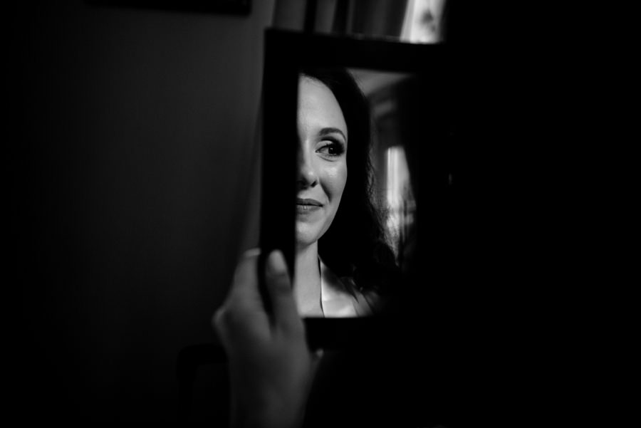 portret panny młodej w lusterku, reportaż ślubny, dwór Sieraków, fotograf ślubny kraków