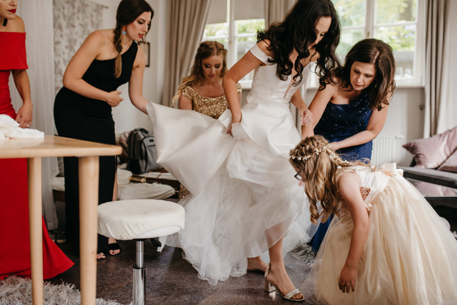 panna młoda ubiera suknie ślubną, dwór sieraków, przygotowania w dworze