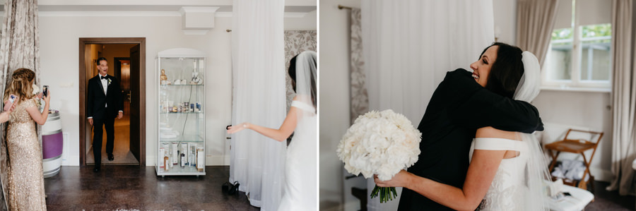 wzruszony tata widzi pannę młodą w sukni