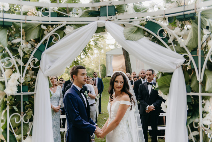 ceremonia w plenerze w dworze Sieraków, ślub humanistyczny, dwór Sieraków, piękne dekoracje ślubne