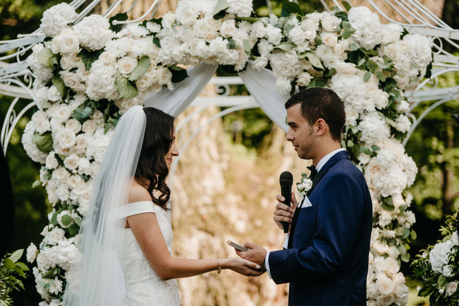 ceremonia w plenerze w dworze Sieraków, ślub humanistyczny, dwór Sieraków, piękne dekoracje ślubne