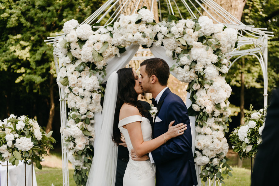 ceremonia w plenerze w dworze Sieraków, ślub humanistyczny, dwór Sieraków, piękne dekoracje ślubne, pocałunek pary młodej po przysiędze